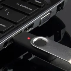 Jak skopiować z pendrive na komputer? Poradnik krok po kroku i rozwiązania