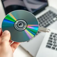 Jak przegrać płytę DVD na pendrive? Krok po kroku i legalnie.