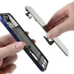 Rozłożony iPhone 12 mini z widoczną baterią i odłączanym ekranem.