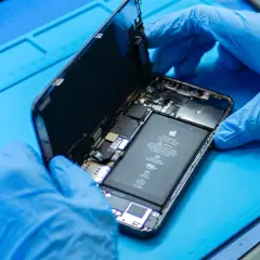 Wymiana baterii iPhone Kraków: Cennik, serwisy, czy warto?