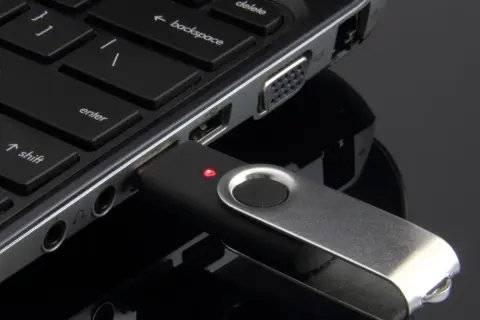 Jak skopiować z pendrive na komputer? Poradnik krok po kroku i rozwiązania