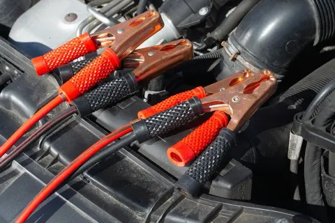 Jak odpalić auto na kablach? Bezpieczny poradnik krok po kroku