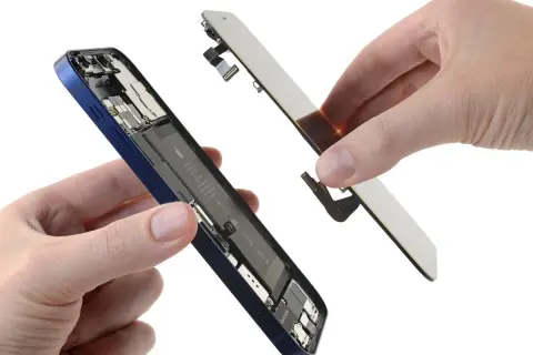Rozłożony iPhone 12 mini z widoczną baterią i odłączanym ekranem.