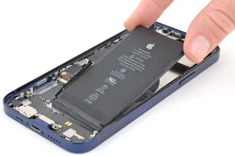 iPhone 13: Wymiana baterii kiedy, gdzie, za ile i czy warto?