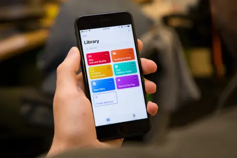 Zaplanuj SMS na iPhone: Prosty poradnik z aplikacją Skróty