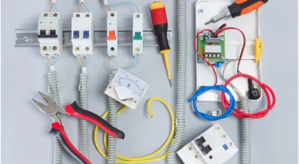 Jaki kabel do mieszkania w bloku? Nowoczesna instalacja krok po kroku