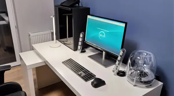 Jak uporządkować kable na biurku? Proste triki i akcesoria