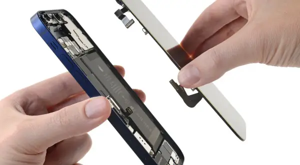 Rozłożony iPhone 12 mini z widoczną baterią i odłączanym ekranem.