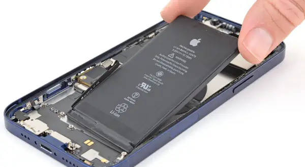iPhone 13: Wymiana baterii kiedy, gdzie, za ile i czy warto?