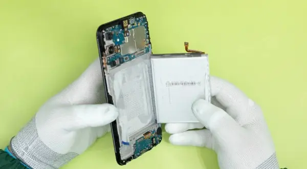 Motorola One: Wymiana baterii kiedy, ile kosztuje, czy warto?