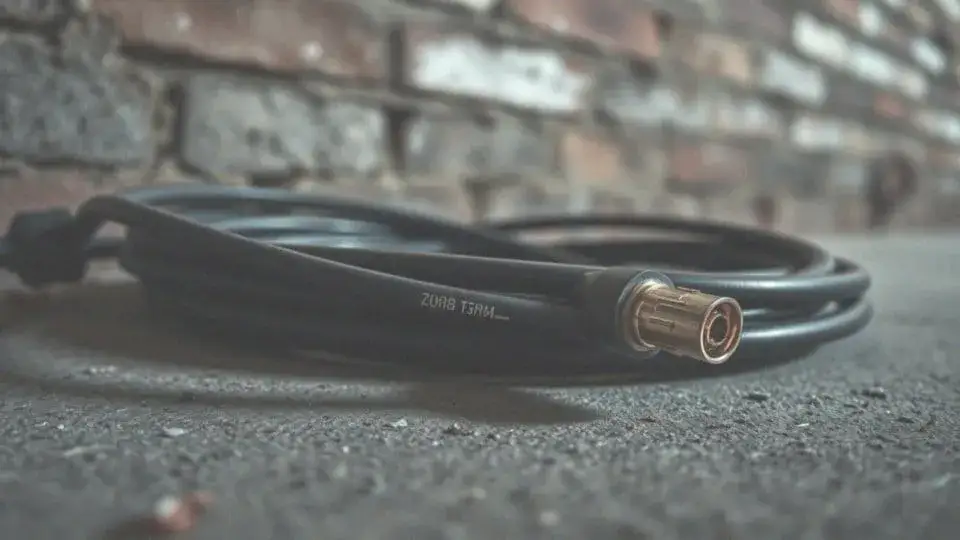 Uszkodzony kabel antenowy lub zaśniedziała wtyczka F