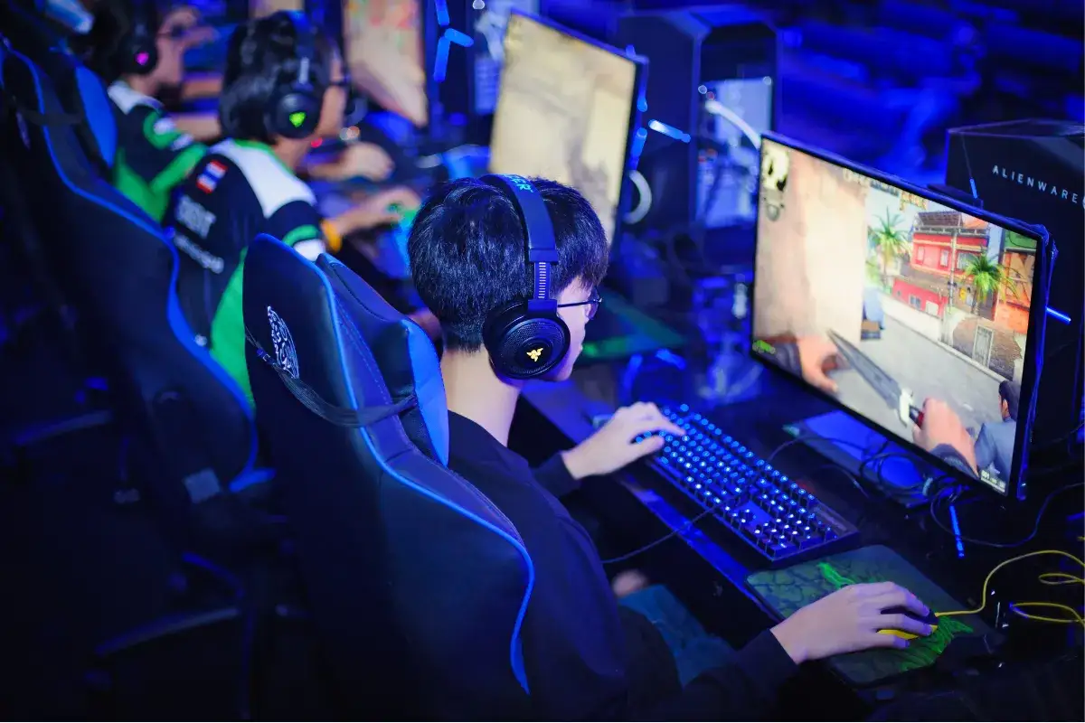 Gracz e-sportowy na komputerze
