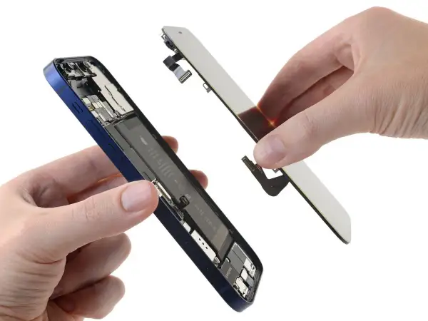 Rozłożony iPhone 12 mini z widoczną baterią i odłączanym ekranem.